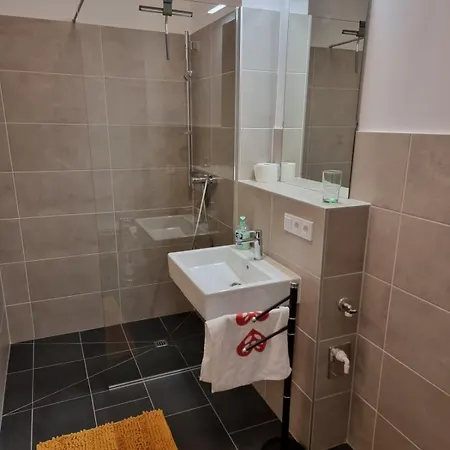 Exklusive Gartenwohnung Blaetterzauber, Boutique-ferienwohnung In Freilassing, Nahe Salzburg Apartamento *